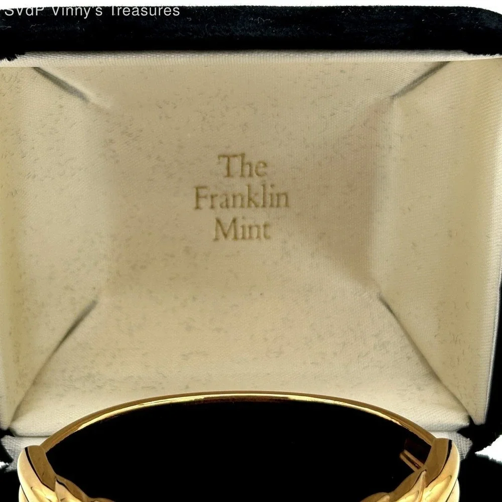 Vintage 80s The Franklin Mint Women's Gold Tone Ribbed Cuff Bracelet Watch 1988